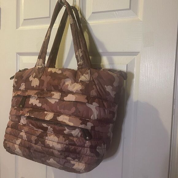 Sondra Roberts Squared quilted nylon burgundy & tan camouflage medium tote bag - Picture 1 of 14
